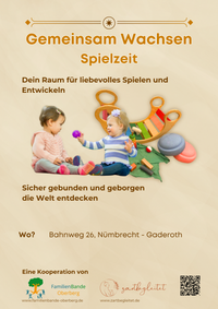 Kleinkinder spielen miteinander, im Hintergrund ist eine Holzwippe und weiteres Spielmaterial zu sehen